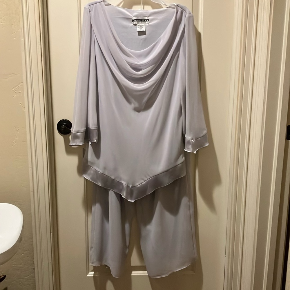 EUC Dana Kay Size 14 Chiffon & Satin Silver Special Occasion Wedding Pant Suit